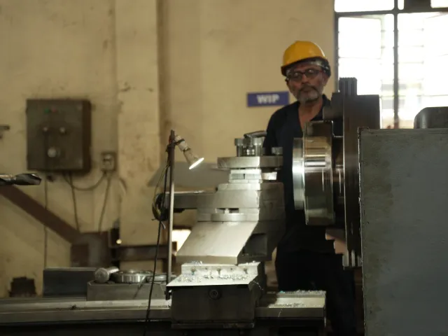 Worker at a large machine tool in the workshop.